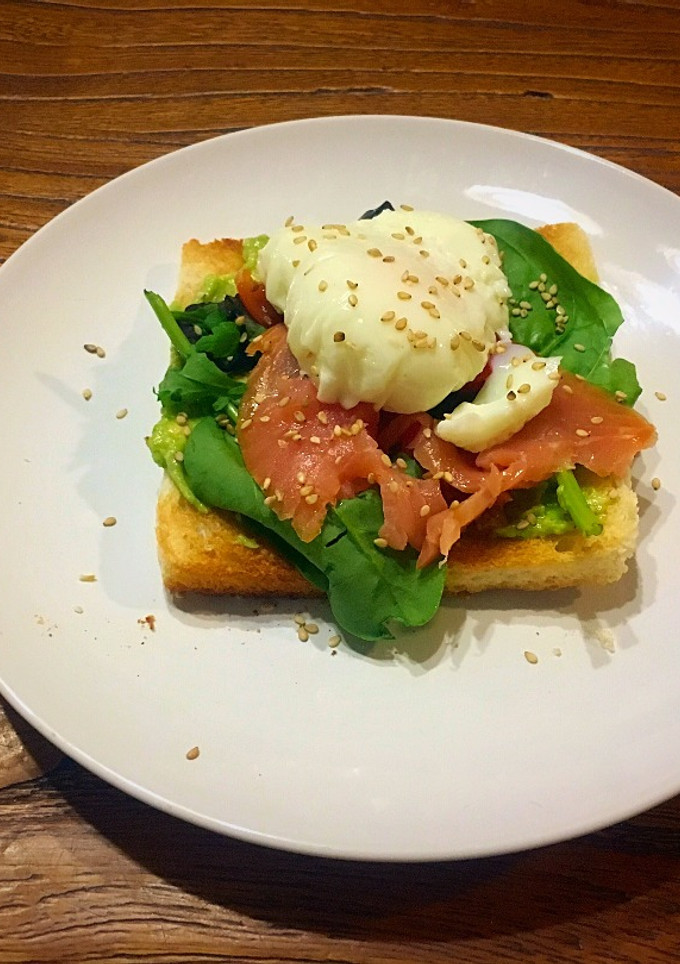 Una foto de Tosta de aguacate, salmón ahumado y huevo escalfado