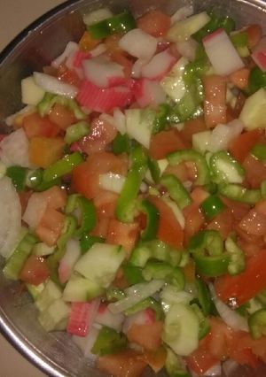 Una foto de Pipirrana de pepino y palitos de Mar