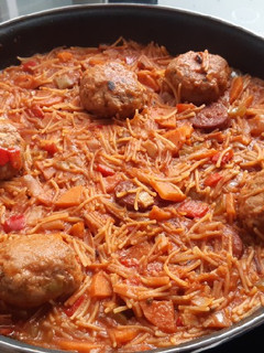 Una foto de Fideos con albóndigas de carne