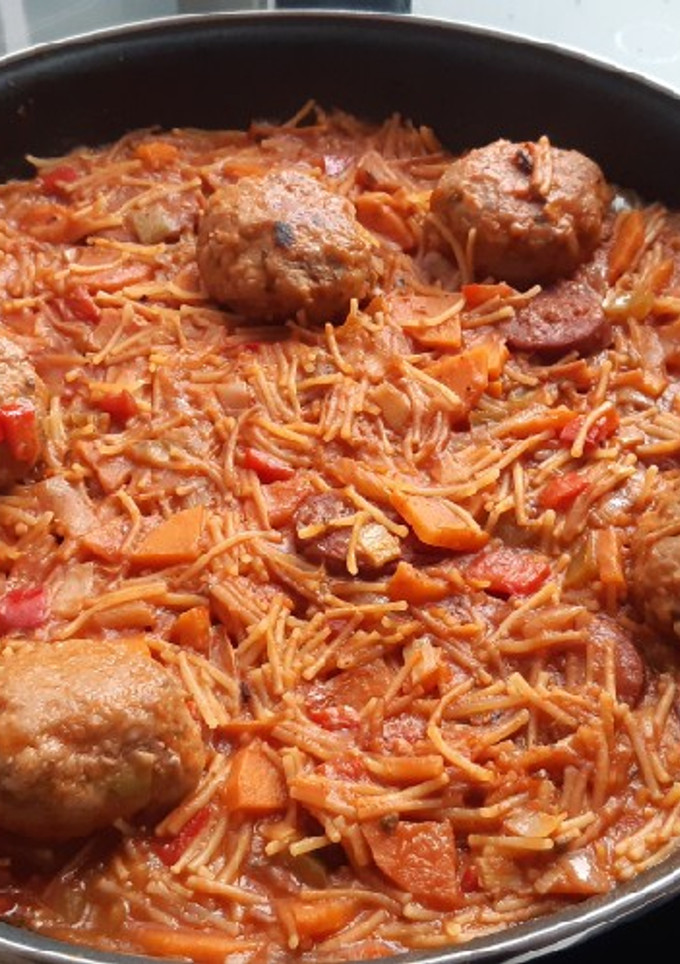 Una foto de Fideos con albóndigas de carne