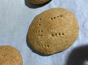 Una foto de pan de avena al horno