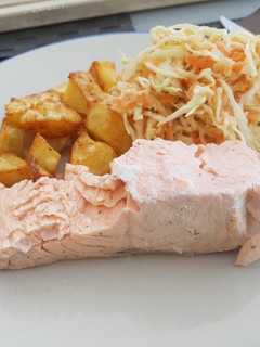 Una foto de Salmón escalfado con patatas asadas y ensalada de col