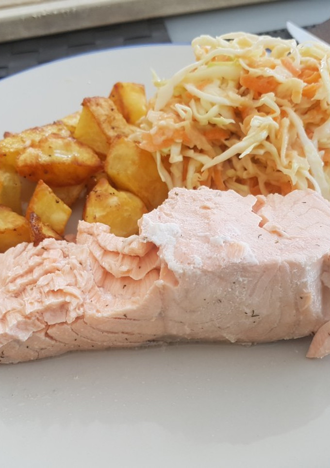 Una foto de Salmón escalfado con patatas asadas y ensalada de col