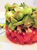 Torre de aguacate, tomate y nueces