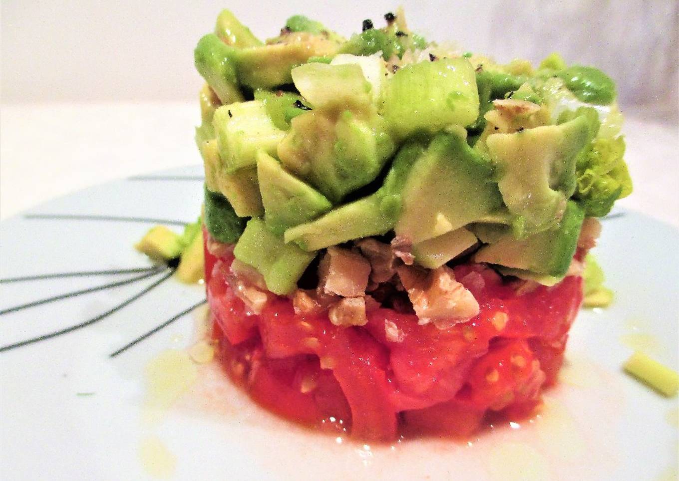 Torre de aguacate, tomate y nueces