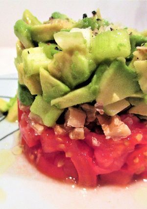 Una foto de Torre de aguacate, tomate y nueces