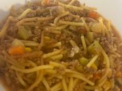 Una foto de sopa de fideos