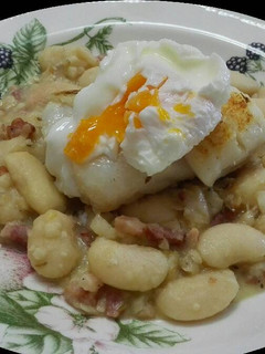 Una foto de Bacalao con huevo poché en cama de judiones