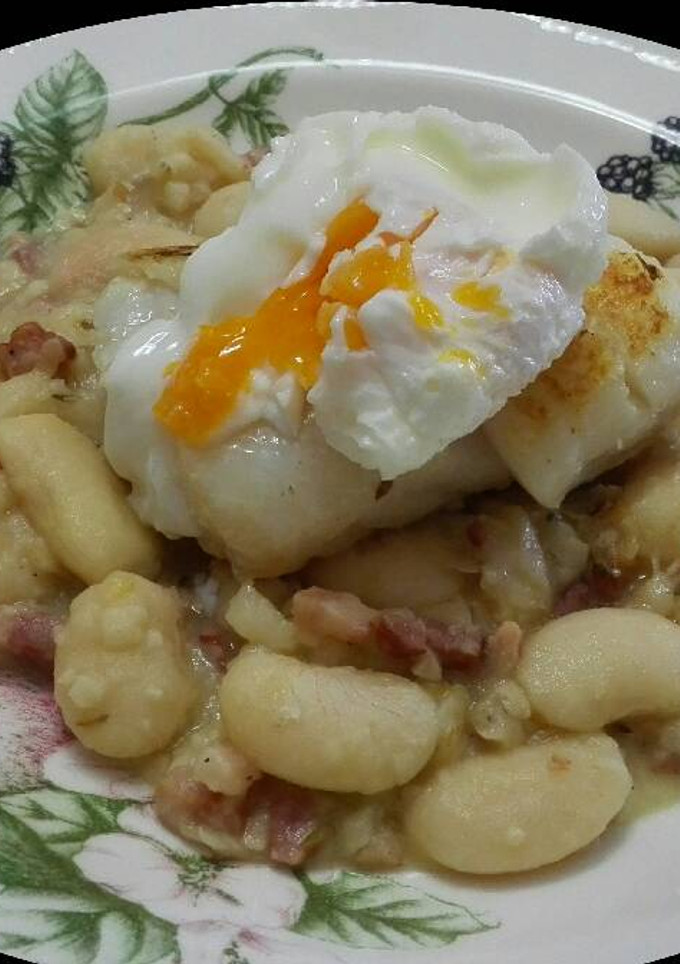 Una foto de Bacalao con huevo poché en cama de judiones