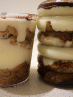Una foto de Tiramisú en vaso o frasco fácil, liviano, rápido y express (día de la madre)