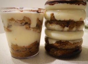 Una foto de Tiramisú en vaso o frasco fácil, liviano, rápido y express (día de la madre)
