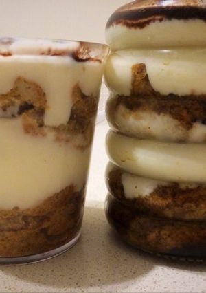 Una foto de Tiramisú en vaso o frasco fácil, liviano, rápido y express (día de la madre)