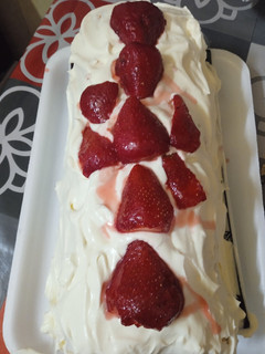 Una foto de Pionono relleno de crema y frutillas