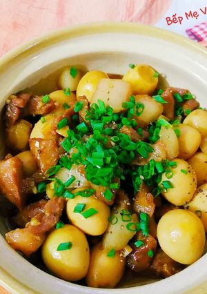 Hình của món Thịt kho trứng cút với nước dừa tươi.