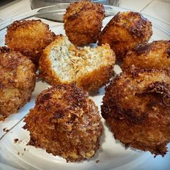 A picture of Garlic Cheesy Chicken Poppers.