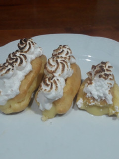 Una foto de Profiteroles Lemon Pie, re fáciles