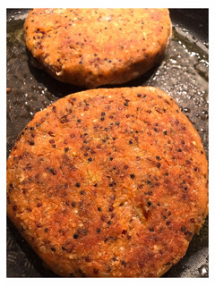 Una foto de Hamburguesa vegana de pimiento rojo asado