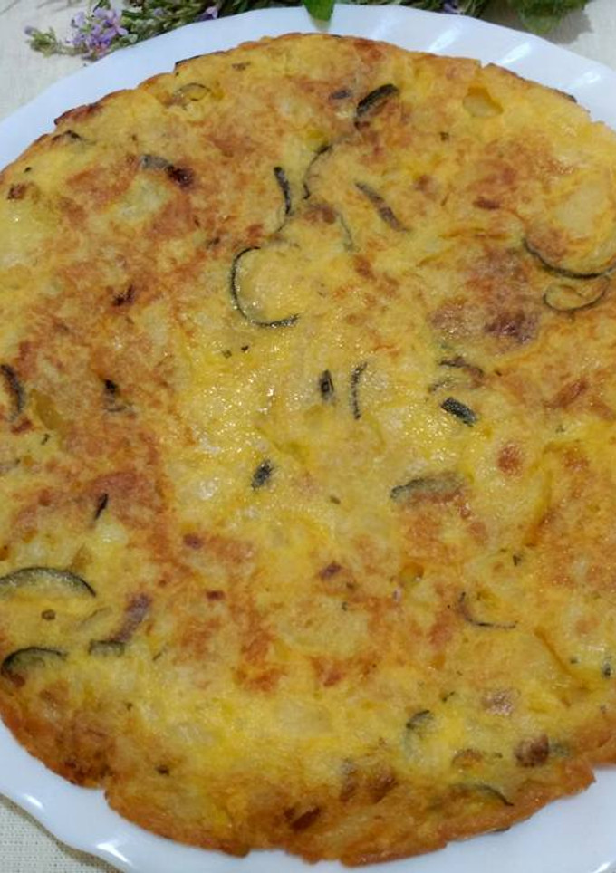 Una foto de Tortilla de patatas, calabacin, cebolleta y puerro..
