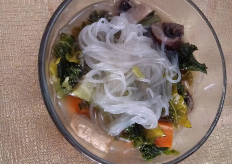 Caldo de Kale y Fideo Chino