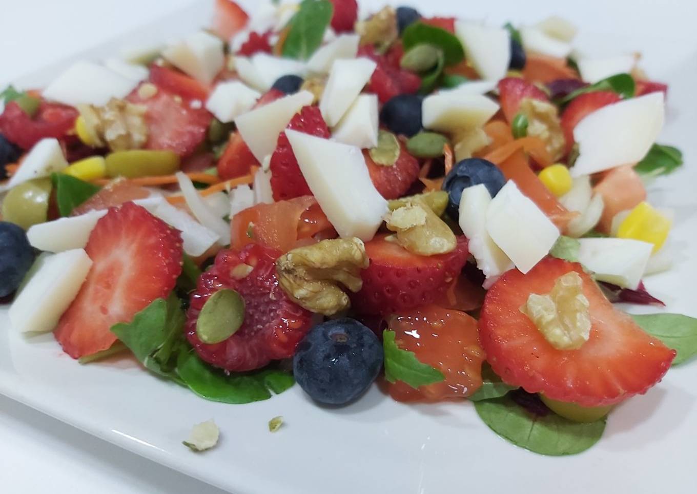 Ensalada de frutos rojos con queso