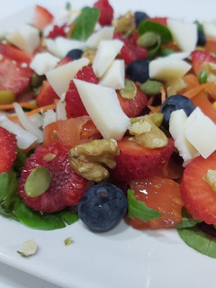 Una foto de Ensalada de frutos rojos con queso