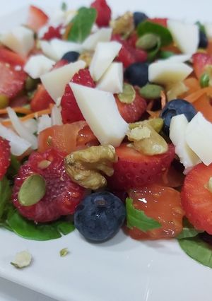 Foto principal de Ensalada de frutos rojos con queso