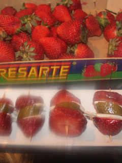 Una foto de Banderillas con fresas, boquerones y pepinillos