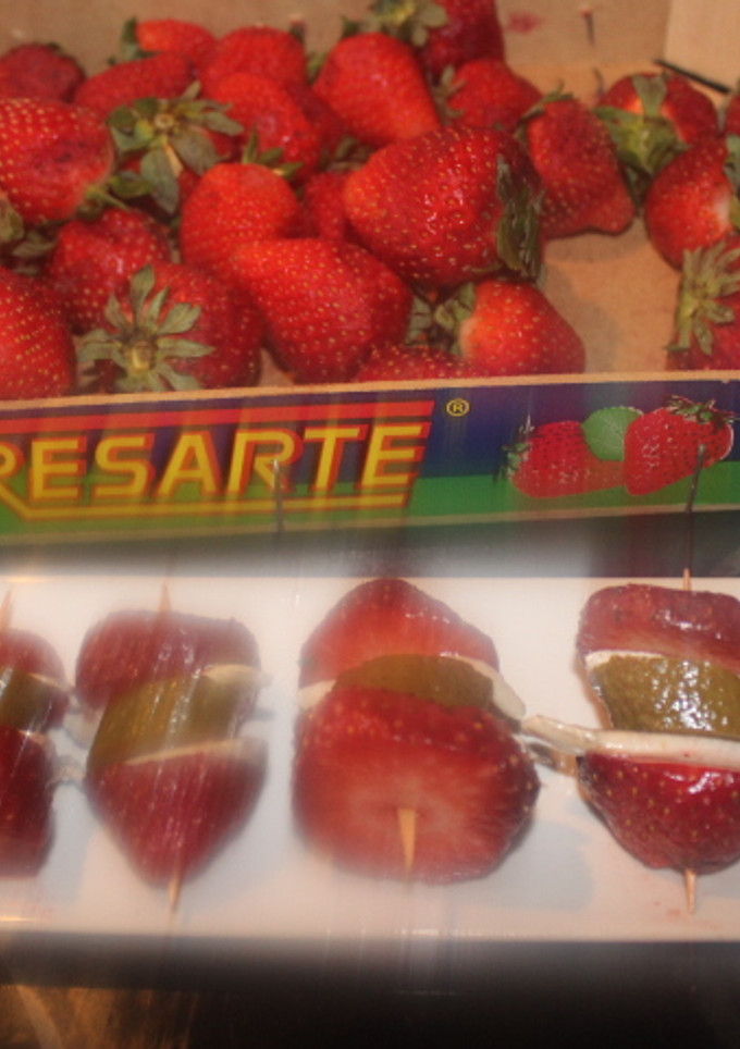 Una foto de Banderillas con fresas, boquerones y pepinillos