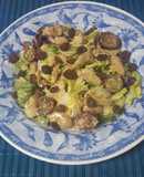 Ensalada de pollo con pasas y yogur