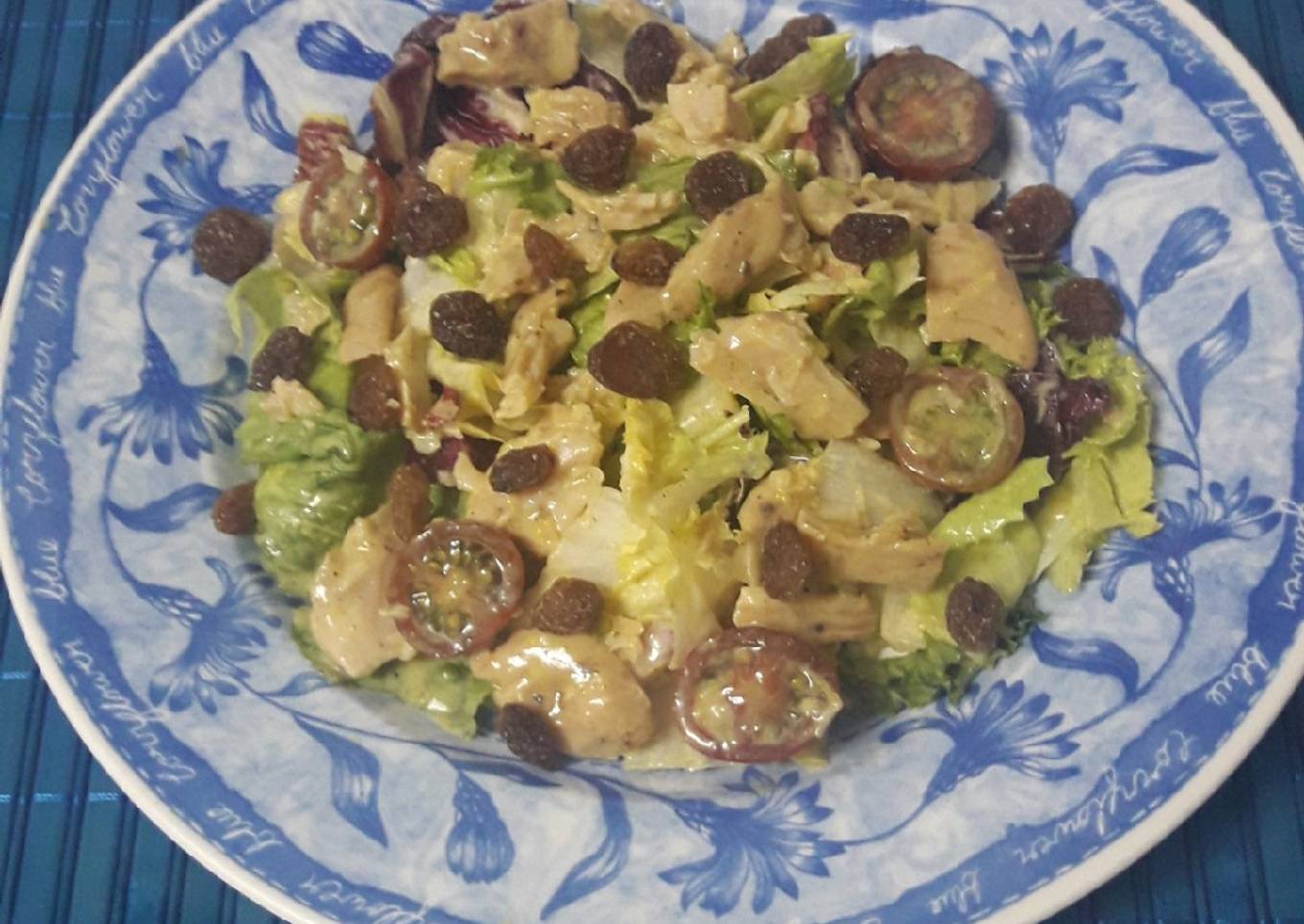 Ensalada de pollo con pasas y yogur