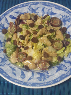 Una foto de Ensalada de pollo con pasas y yogur