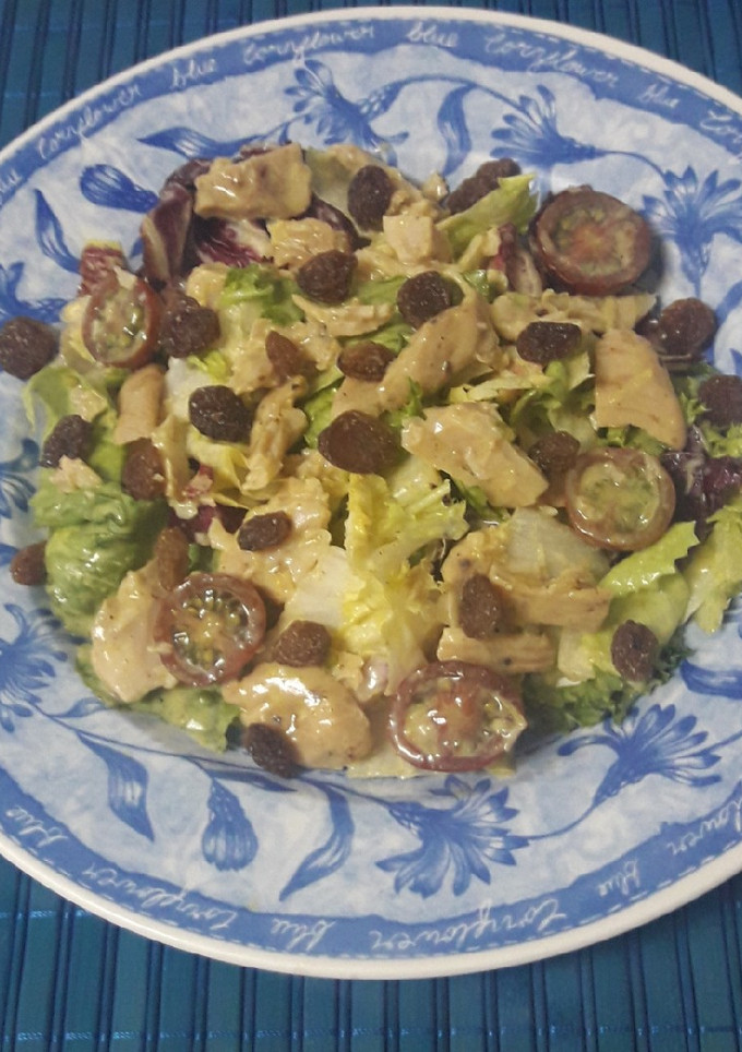 Una foto de Ensalada de pollo con pasas y yogur