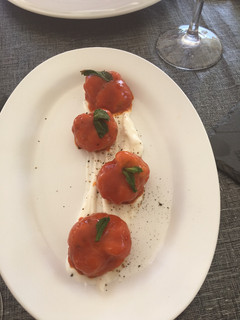 Una foto de Falsos tomates de brandada de bacalao con mahonesa de all-oli