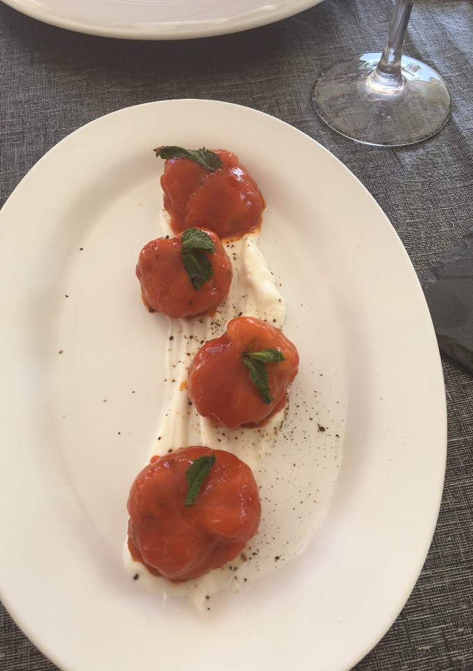 Una foto de Falsos tomates de brandada de bacalao con mahonesa de all-oli