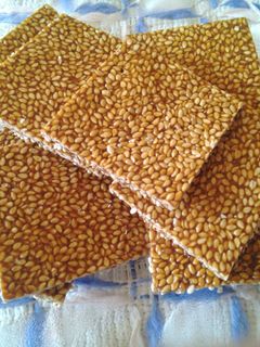 તલ ની ચીકી (Til Chiki Recipe In Gujarati) રેસીપી મુખ્ય ફોટો