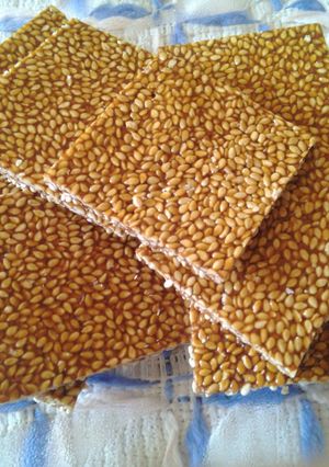 તલ ની ચીકી (Til Chiki Recipe In Gujarati) રેસીપી મુખ્ય ફોટો