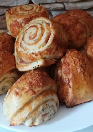 Medvehagymás-sonkás - sajtos tekercs recept fotója