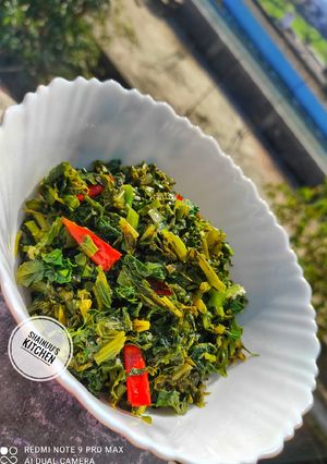 A picture of Mix saag { Methi, Sarson, Suva, thom(spring onion green) }.