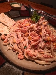 Una foto de Spaghetti con camarones y tocino 🥓 🍤