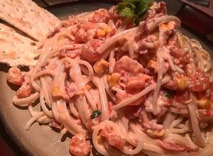 Una foto de Spaghetti con camarones y tocino 🥓 🍤