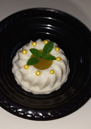 Una foto de Panna cotta con coulis de piña