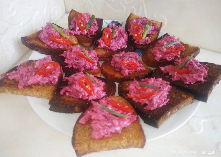 Гренки со свеклой