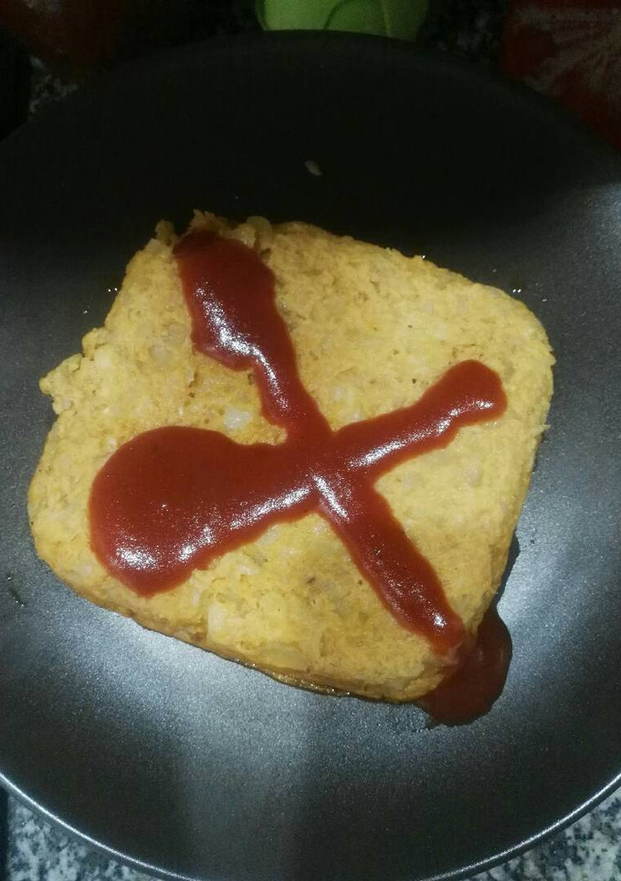 Una foto de Tortilla de atún cuadrada con salsa barbacoa