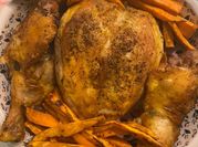 Una foto de pollo con batata al horno