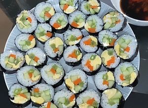 Hình của món Cơm cuộn rong biển.