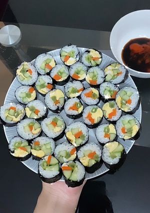 Hình của món Cơm cuộn rong biển.
