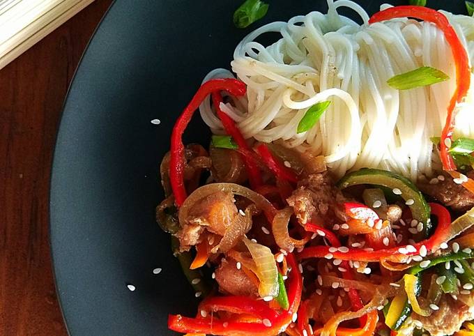 Японская лапша сомен с филе индейки и овощами