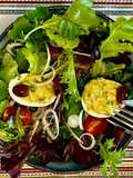 Salade de mesclun avec œufs farcis au thon