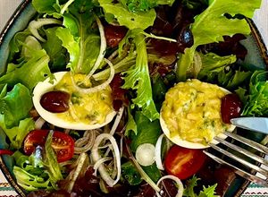 Une photo de Salade de mesclun avec œufs farcis au thon