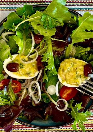 Une photo de Salade de mesclun avec œufs farcis au thon